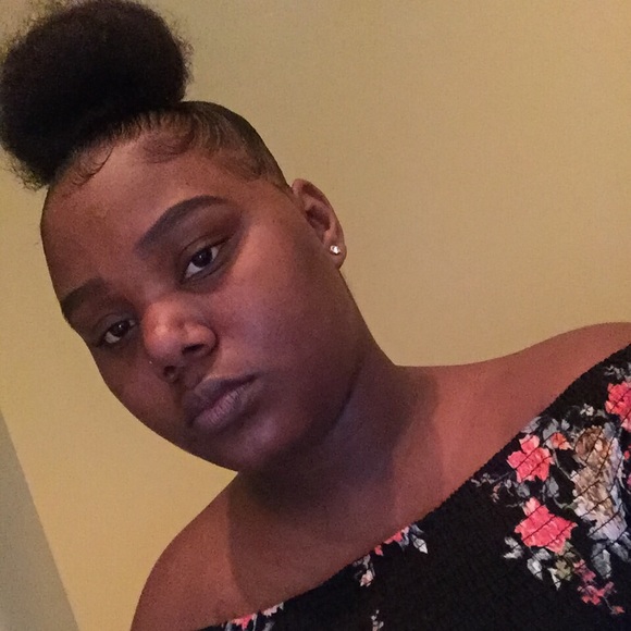 Profile Picture of Tiarrien Semien (@tiarriensemien) on Poshmark