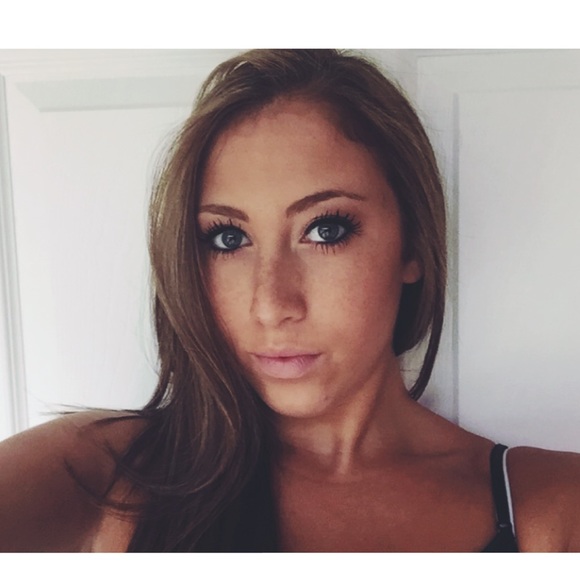 Profile Picture of Chelsie Noller (@cnoller95) on Poshmark