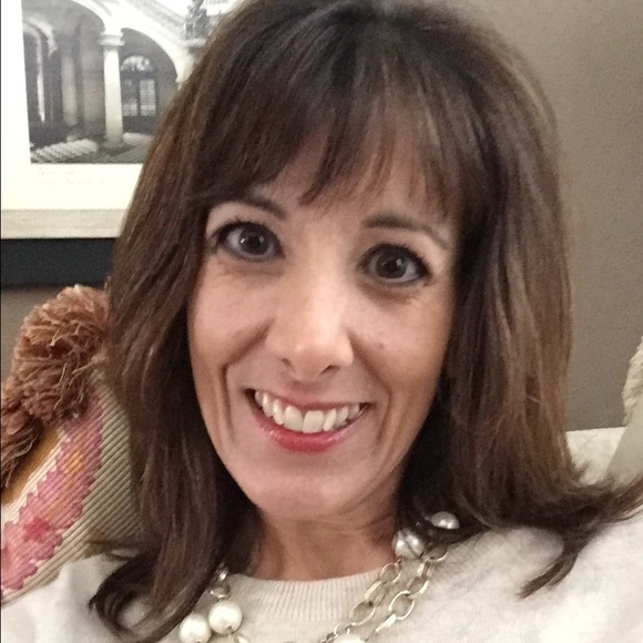 Profile Picture of Renee Savage (@kreneesavage) on Poshmark
