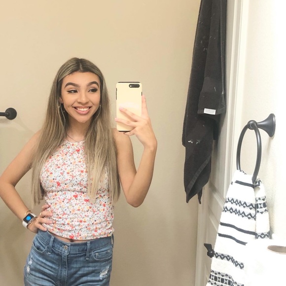 Emily Jacinto - Poshmark Profile Picture of Emily Jacinto (@emilyxleccy) on Poshmark