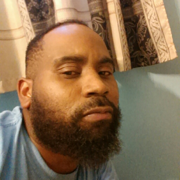 Profile Picture of Rolando Howard (@roknows) on Poshmark