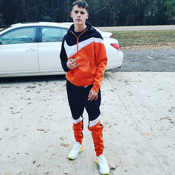 Profile Picture of Dylan Skinner (@itsdylan985) on Poshmark