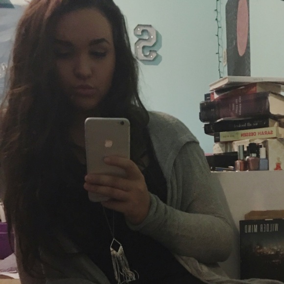 Profile Picture of Sarah Hoggatt (@sarah00h) on Poshmark