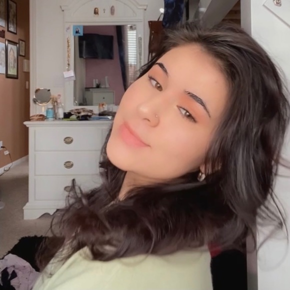 Profile Picture of Grace Peterson (@bbgirlgg) on Poshmark