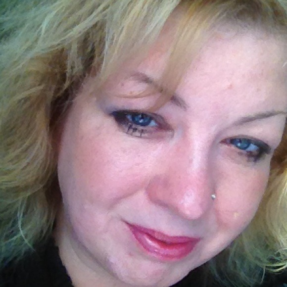 Profile Picture of Robin👗👠👛 Zielinski (@batgirl501) on Poshmark