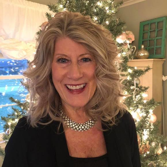 Profile Picture of Melanie Main (@melanie_main) on Poshmark