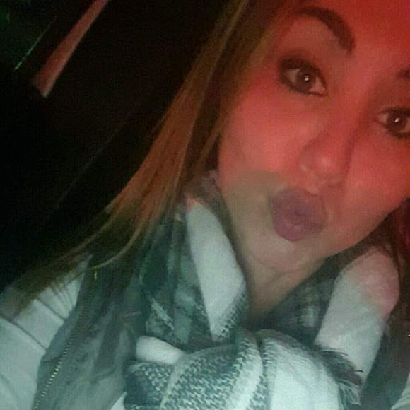 Profile Picture of Tia Horton (@tiaatots) on Poshmark