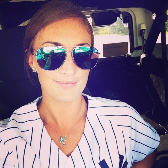 Profile Picture of Heather Strassel (@fiercefeathers) on Poshmark