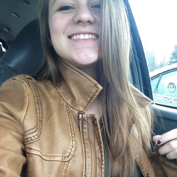 Profile Picture of Lexi Lidle (@alidle) on Poshmark