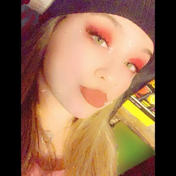 Profile Picture of Mackenzy Jeffrey-schmidtman (@kenzys1109) on Poshmark