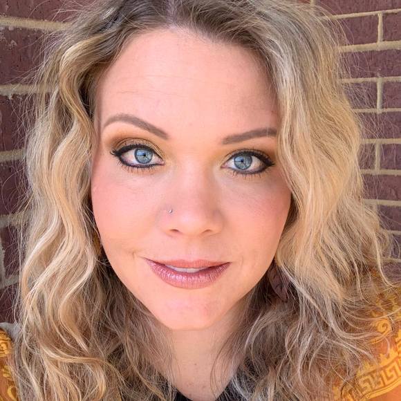 Profile Picture of Kristin Thompson (@krthompson2010) on Poshmark