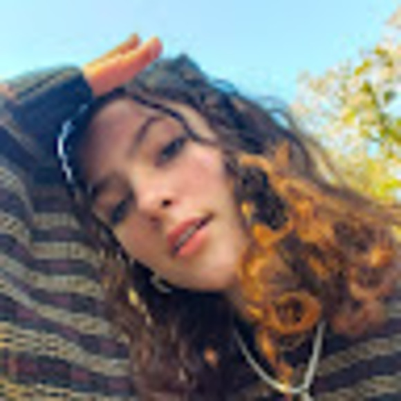 Profile Picture of Shannon Leary (@shannonvleary) on Poshmark
