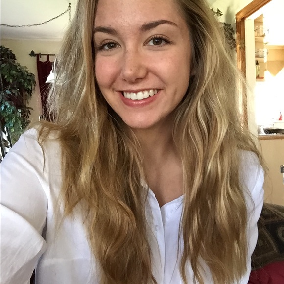Profile Picture of Erin Applegate (@applegatee1998) on Poshmark