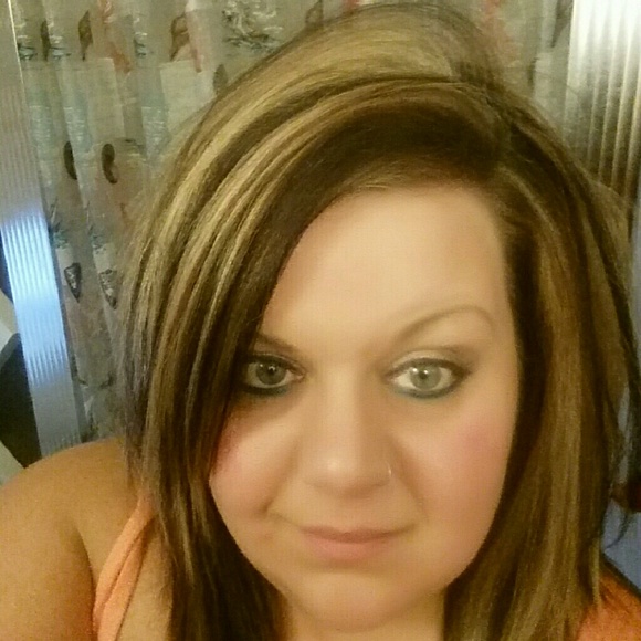 Profile Picture of Amanda Rash (@amandar2006) on Poshmark