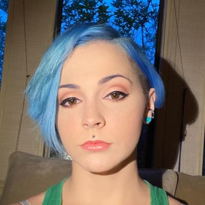 Profile Picture of Amanda (@MissLamprey) on Twitter