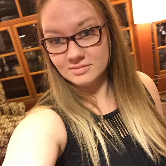 Profile Picture of Christina Munselle (@kmunselle) on Poshmark