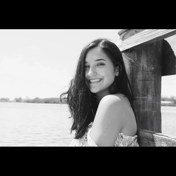 Profile Picture of Isabella Cesarski (@isabellaces) on Poshmark