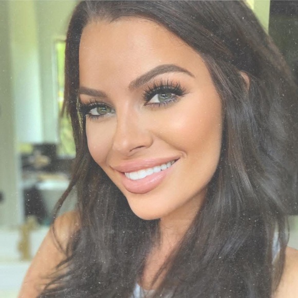 Profile Picture of Natalie Pettijohn (@natalie77) on Poshmark