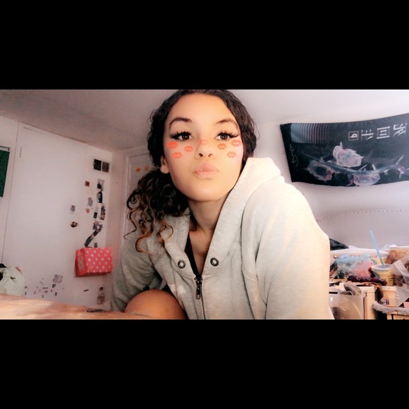 Profile Picture of Hannah Cologgi (@hannahcologgi) on Poshmark