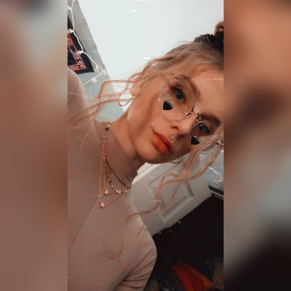 Profile Picture of Kim Knicker (@kim06121006) on Poshmark