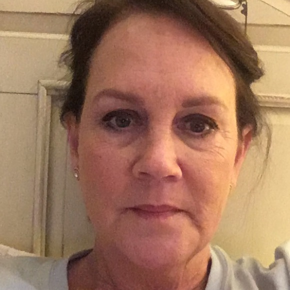 Profile Picture of Lisa Barker (@barkerlm) on Poshmark