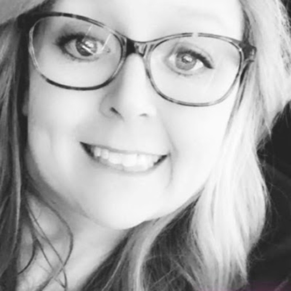 Profile Picture of Lisa Siracuse (@lisasiracuse) on Poshmark