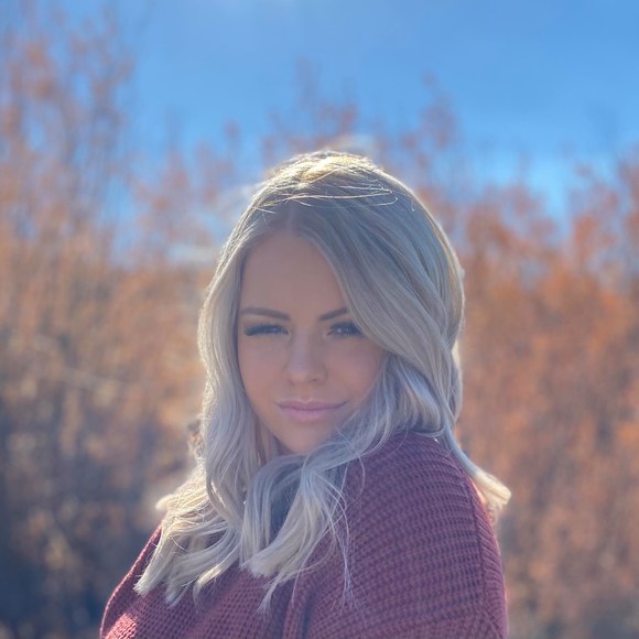 Profile Picture of Emilee Miller (@emilee8miller) on Poshmark