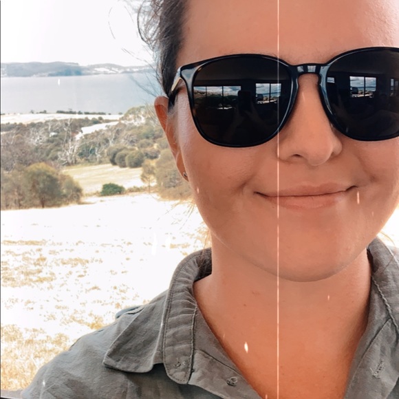 Profile Picture of Sunya Zernike (@sunyazernike) on Poshmark