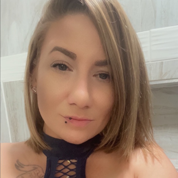 Profile Picture of Amanda Dyer (@asavagelove86) on Poshmark