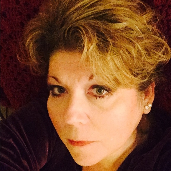 Profile Picture of Angela Wyatt (@angelawyatt929) on Poshmark