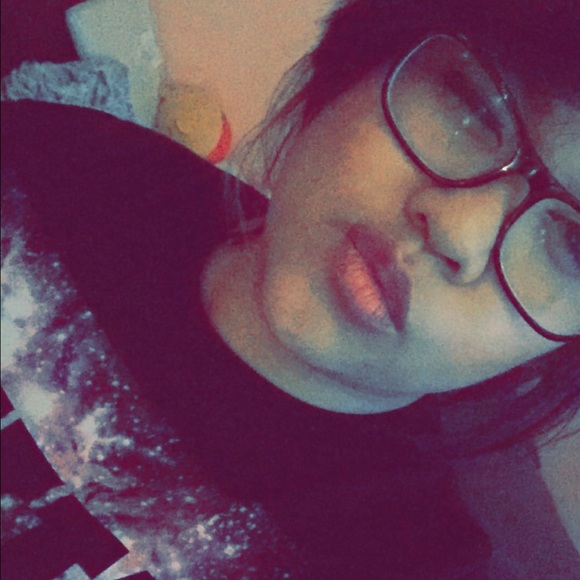 Profile Picture of Suzette Arjona (@scarjona) on Poshmark