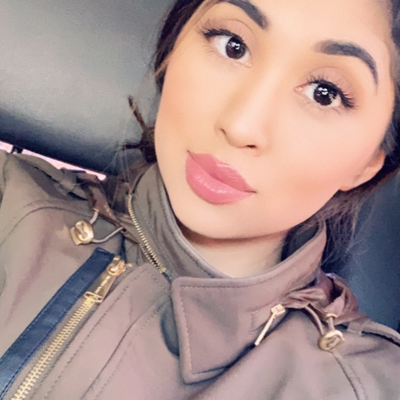 Profile Picture of Maria Silva (@maryyyferrr) on Poshmark