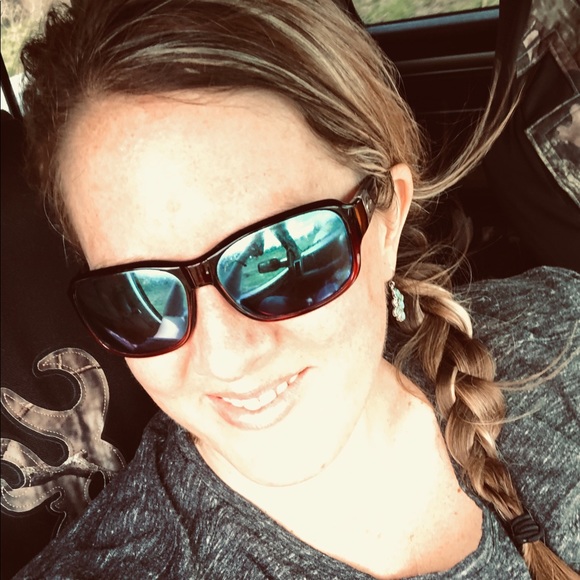 Profile Picture of Amanda Enright (@sunshine4ame) on Poshmark