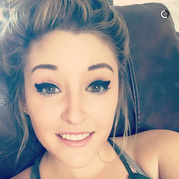 Profile Picture of Mandy Huth (@mandyhuth) on Poshmark