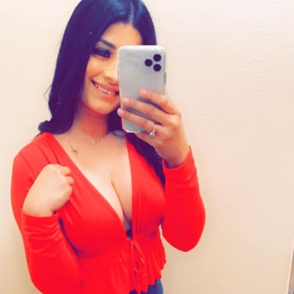 Profile Picture of Kin Rossel (@kinrossel) on Poshmark