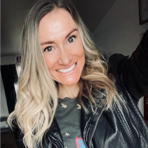 Profile Picture of Sarah Vetsch (@believe2911) on Poshmark