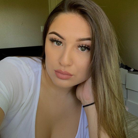 Profile Picture of Annaliese Lopez (@annaliese_lopez) on Poshmark