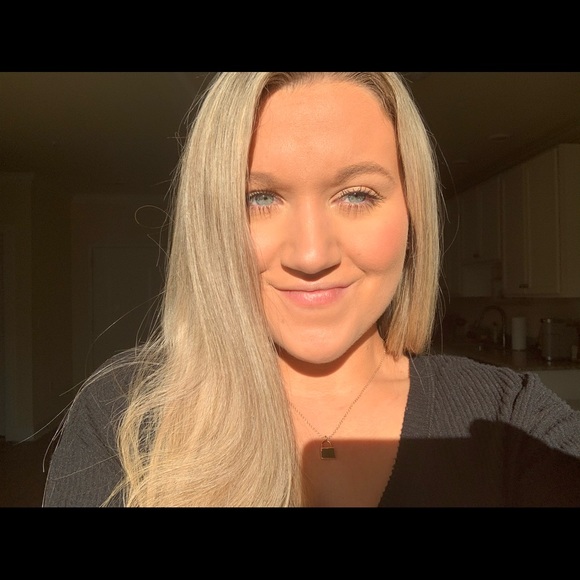 Profile Picture of Sara Rimmel (@sara_rimmel) on Poshmark