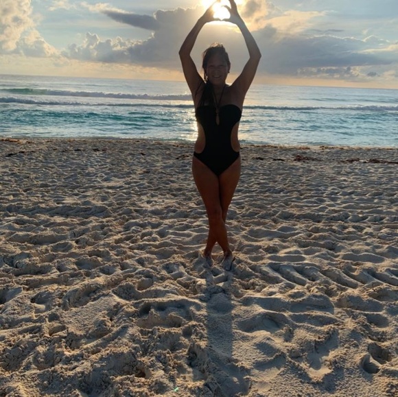 Profile Picture of Glenda Fairlie (@glamourglenda) on Poshmark