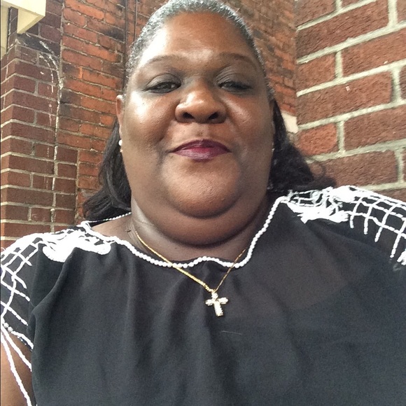 Profile Picture of Lisa Piper (@lisapipersmith) on Poshmark