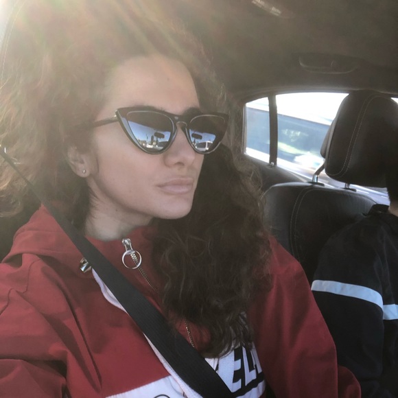 Smaranda Grosariu - Poshmark Profile Picture of Smaranda Grosariu (@soelena21) on Poshmark