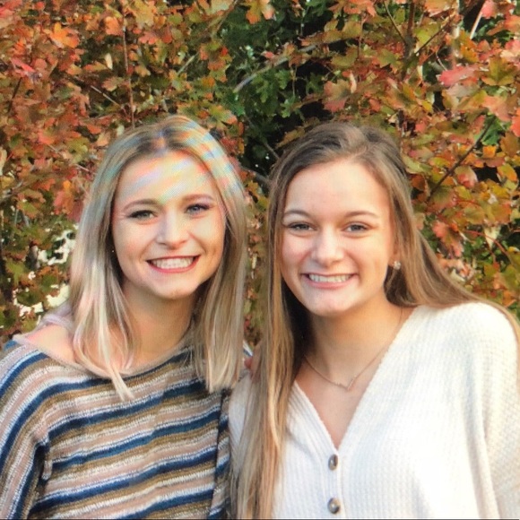 Profile Picture of Sydnee Poague (@sydneepoague) on Poshmark