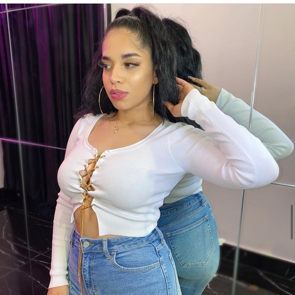 Profile Picture of Julianny Bobadilla (@juliannyb) on Poshmark