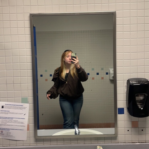 Profile Picture of Jasmin Gallion (@jasminwitnoe) on Poshmark