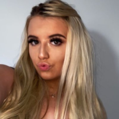 Profile Picture of Lily Emery (@lilyemeryxx) on Twitter