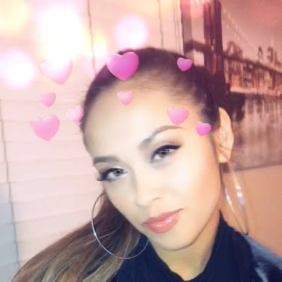 Profile Picture of Aileen Melendez (@aileenmelend995) on Poshmark