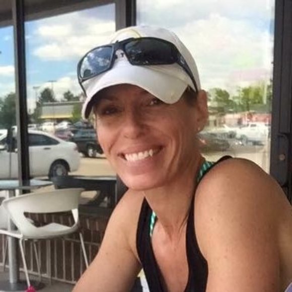 Profile Picture of Suzanne Unks (@alwaysinjeans) on Poshmark