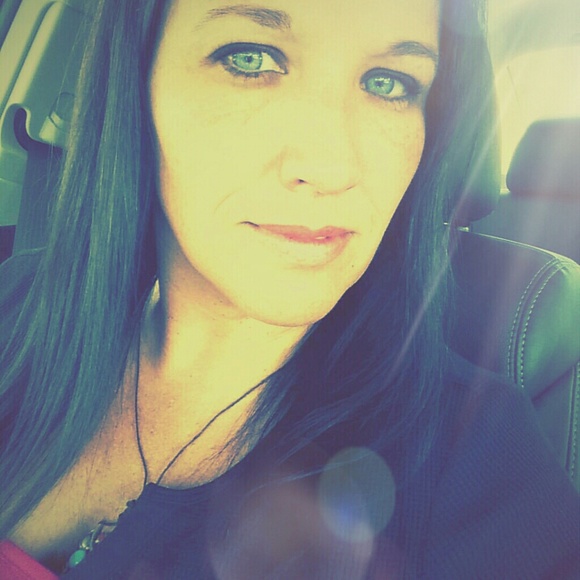 Profile Picture of Rhonda Roberts (@rhondaroberts1) on Poshmark
