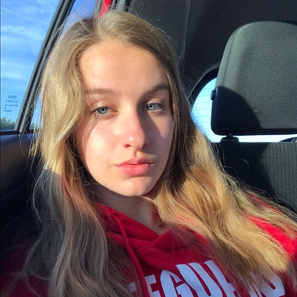Profile Picture of Cassandra Quinn (@cassyquinn) on Poshmark