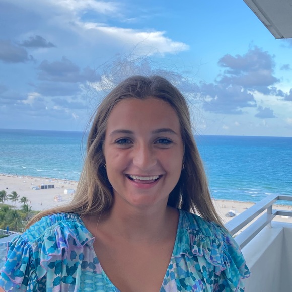 Profile Picture of Lea Troutman (@shopper101498) on Poshmark